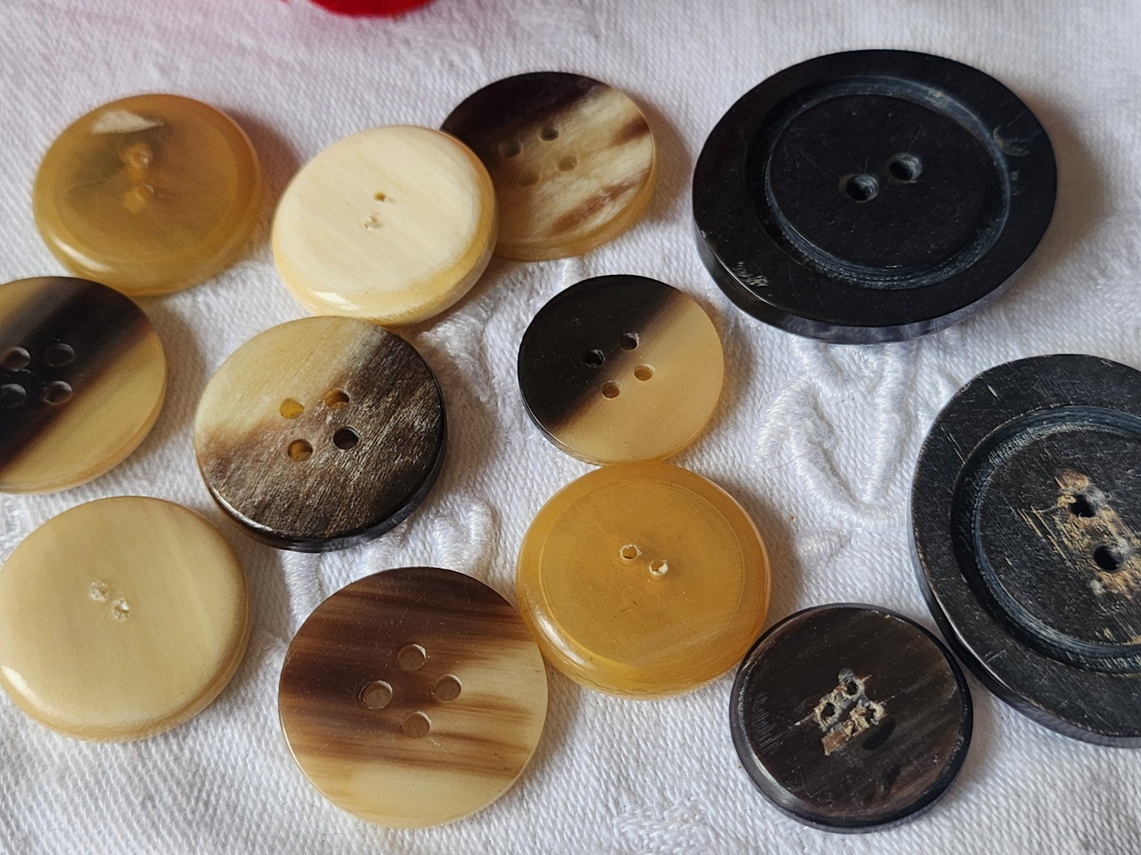 Lot 12 boutons anciens en corne creme 2 cm à 3,1 sur 3,6 cm ref 2058