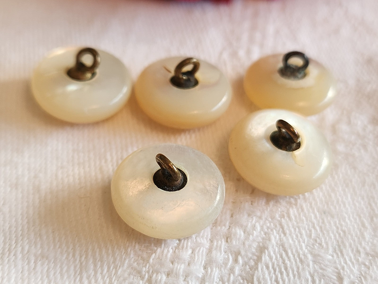 Lot 5  boutons anciens en nacre demi sphere pied métal 1,5 cm ref 5690