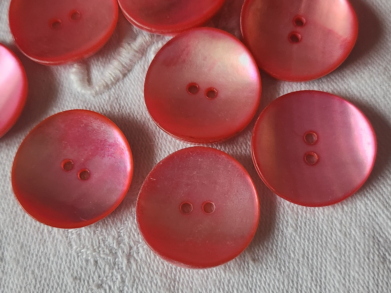 Lot 8 boutons vintage en nacre rose flashy 2,2 cm trous ref 323