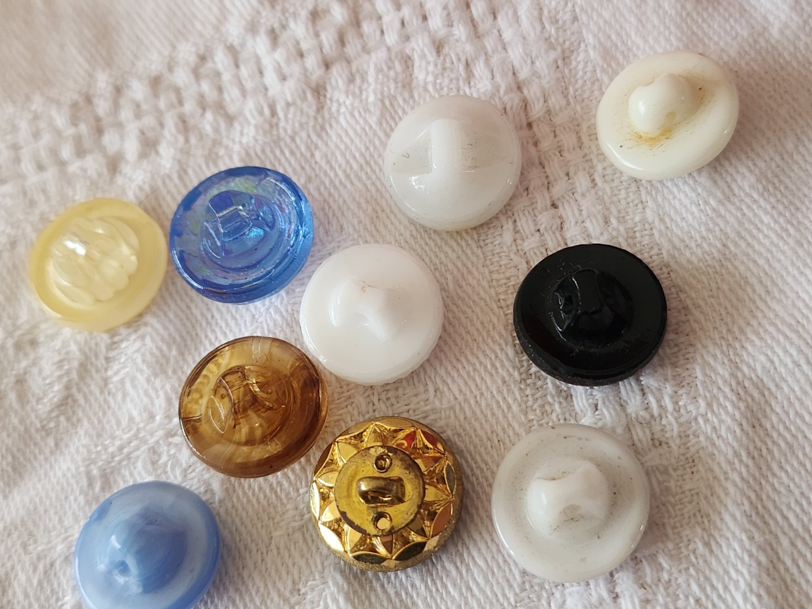 Lot 10 boutons anciens en verre multicolore  panaché 1,3/1,4  cm ref 3972