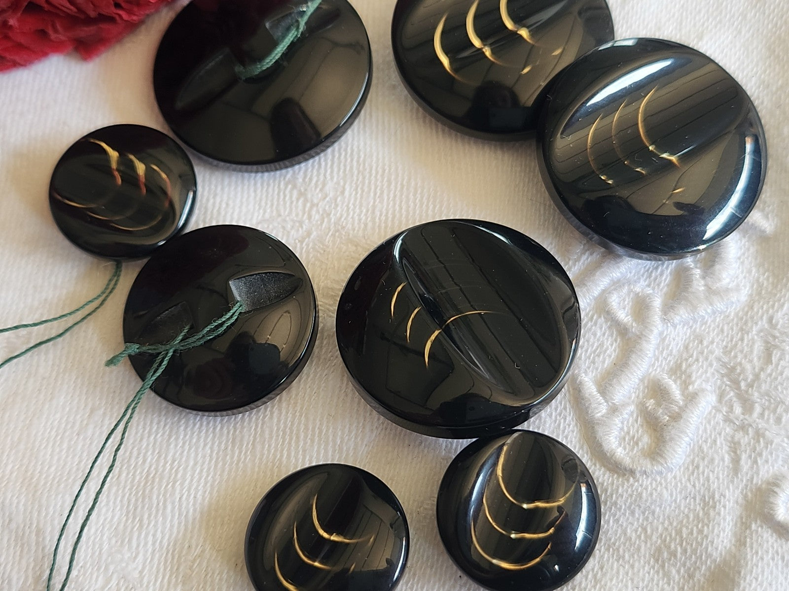Lot 8 boutons vintage noir inclusion doré panaché  1,7 à 2,7 cm ref 1700
