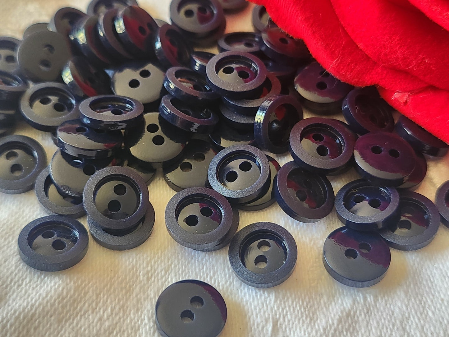 Lot 35 mini boutons vintage bleu foncé  à trous 1 cm ref 6107