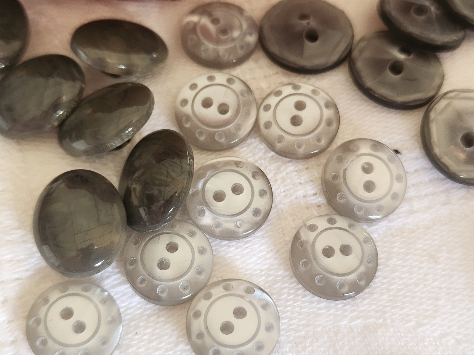 Lot 24 boutons vintage gris  3 series 1 cm  à 1,3 cm ref 5896