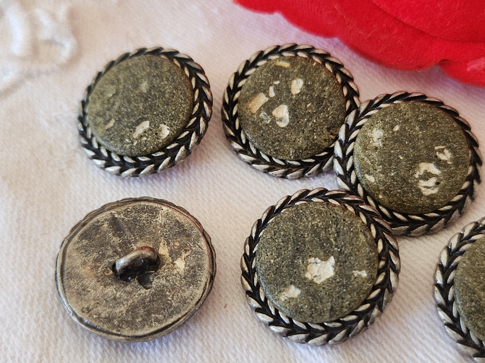 Lot 6 boutons en métal argenté coeur vert effet usé 1,8 cm pied ref 3874