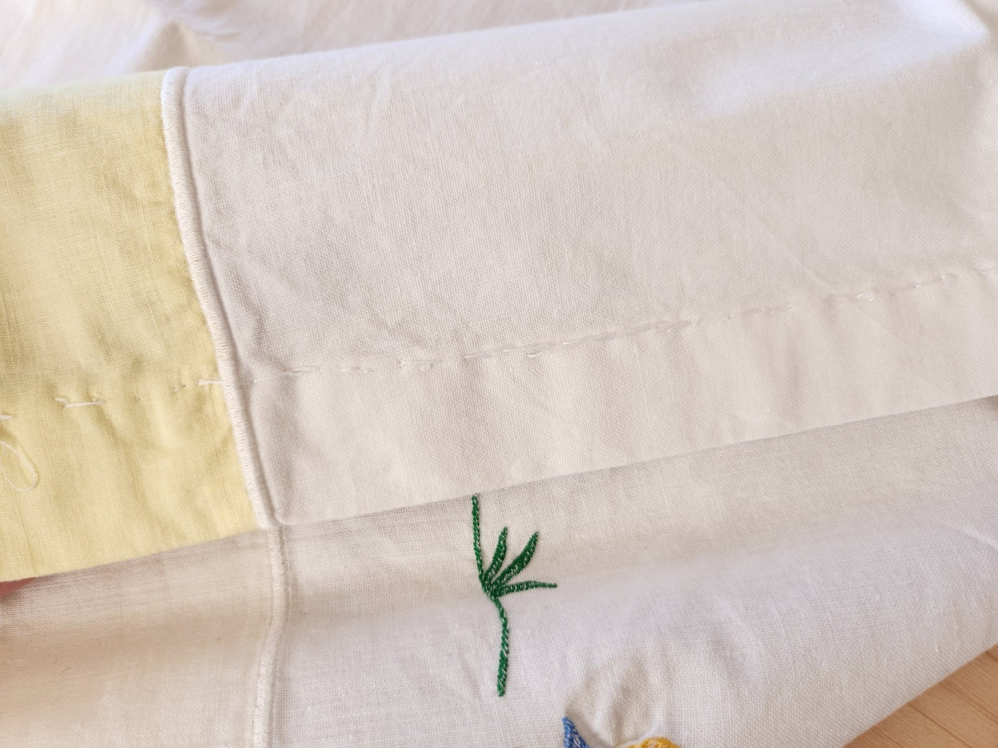Ancien petit drap  enfant bébé vintage broderie ours musicien B8