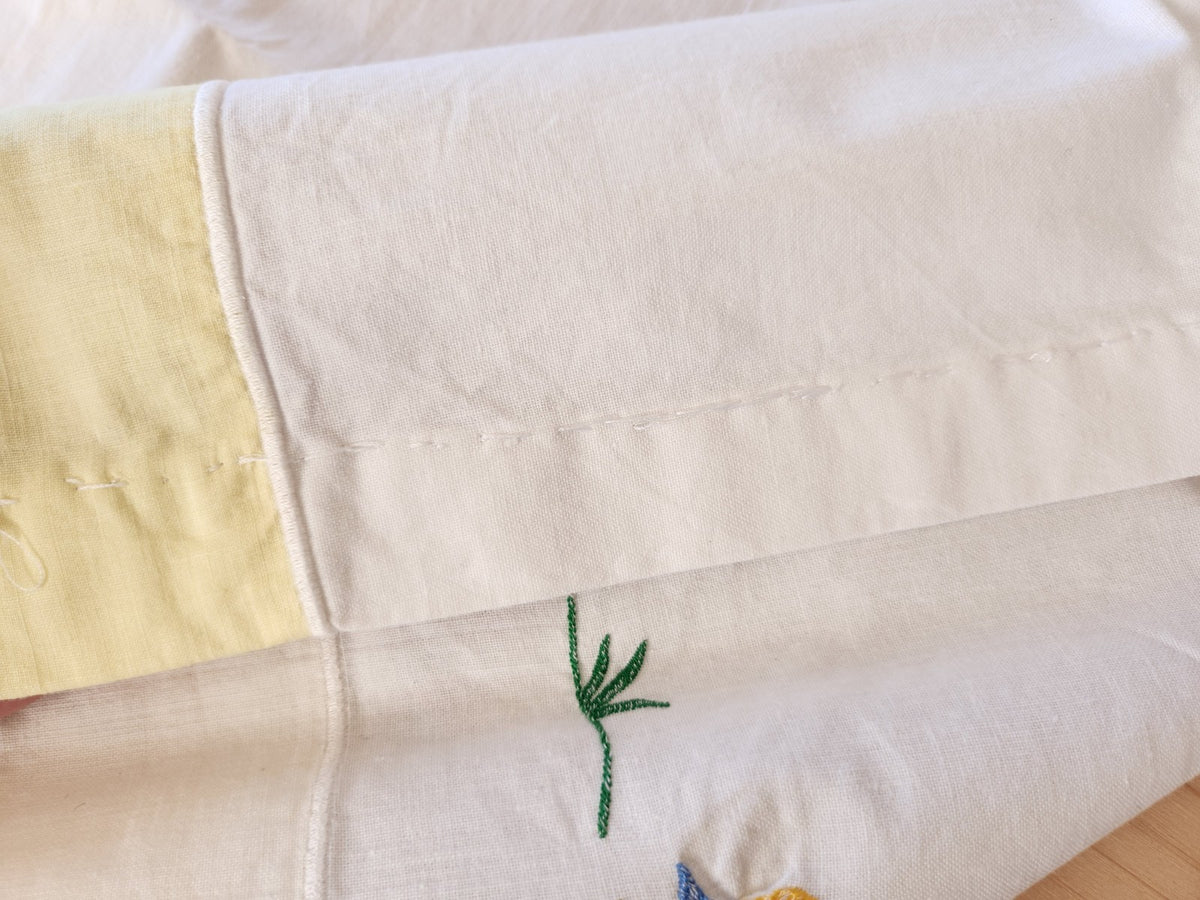 Ancien petit drap  enfant bébé vintage broderie ours musicien B8