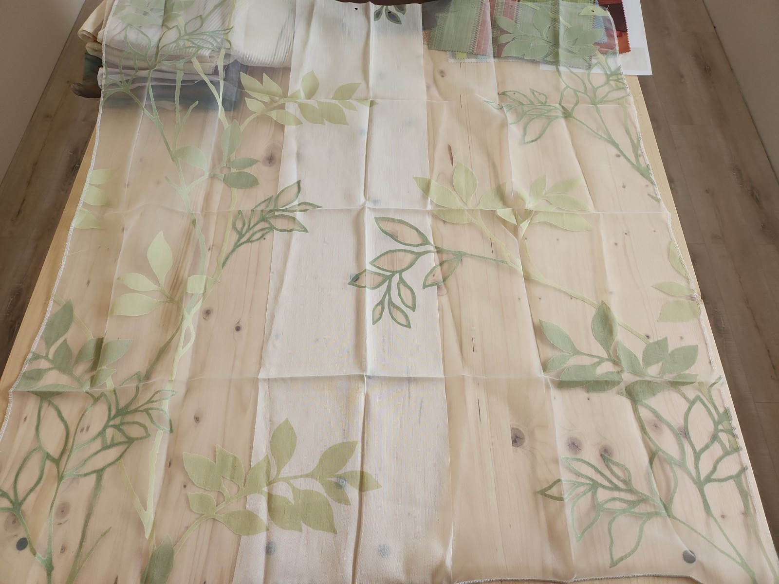 Enorme lot de tissu /voilage fond de magasin datant de 1993 échantillons B5