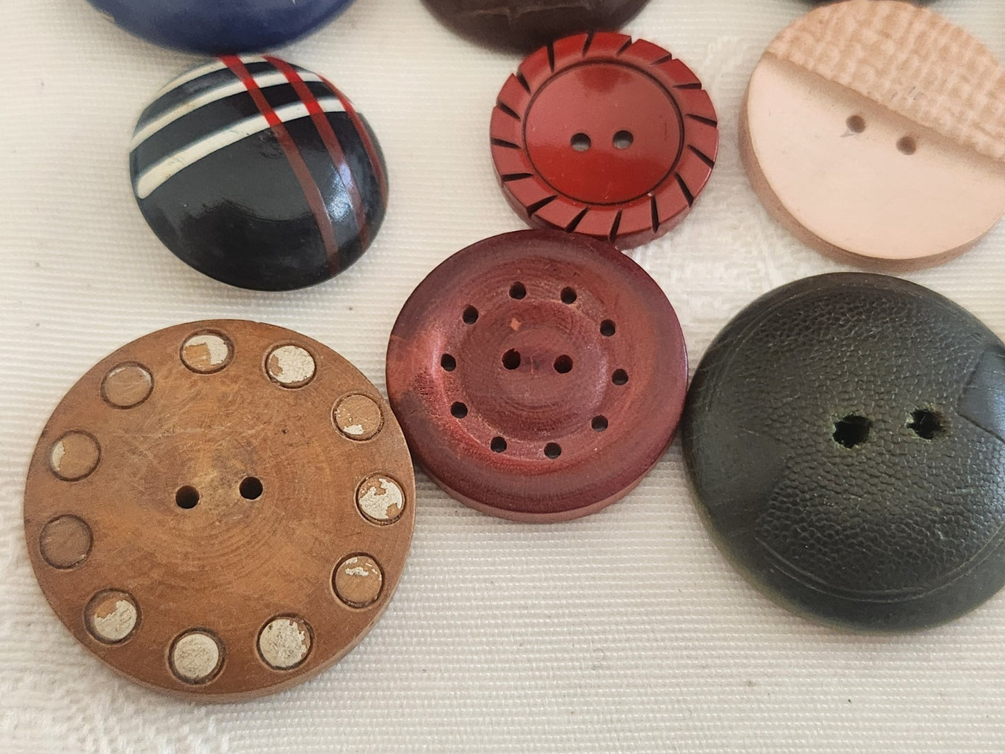 Panaché lot 12  boutons anciens en bois vintage trous 1,7 à 2,7 cm ref 6253