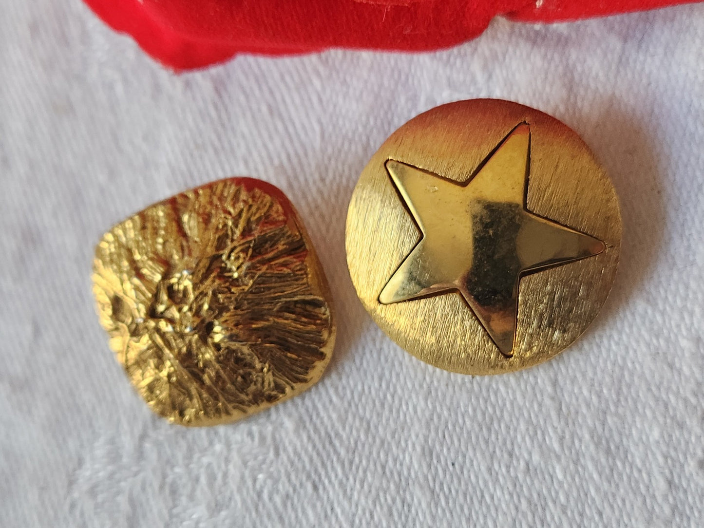 Duo boutons vintage en métal  doré à pied 2,1 cm et 2,4 cm D3K