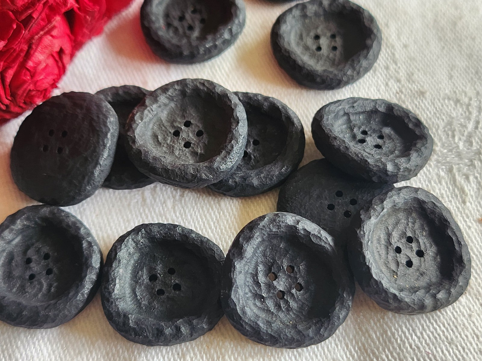 Lot 12 boutons vintage noir mat texturé 2,1 cm trous ref 1150