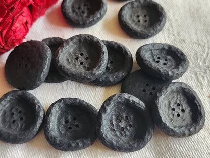 Lot 12 boutons vintage noir mat texturé 2,1 cm trous ref 1150