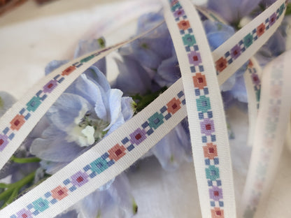 Galon vintage fleur stylisé violet vert bleu marron 3 métres sur 1,1 cm B9