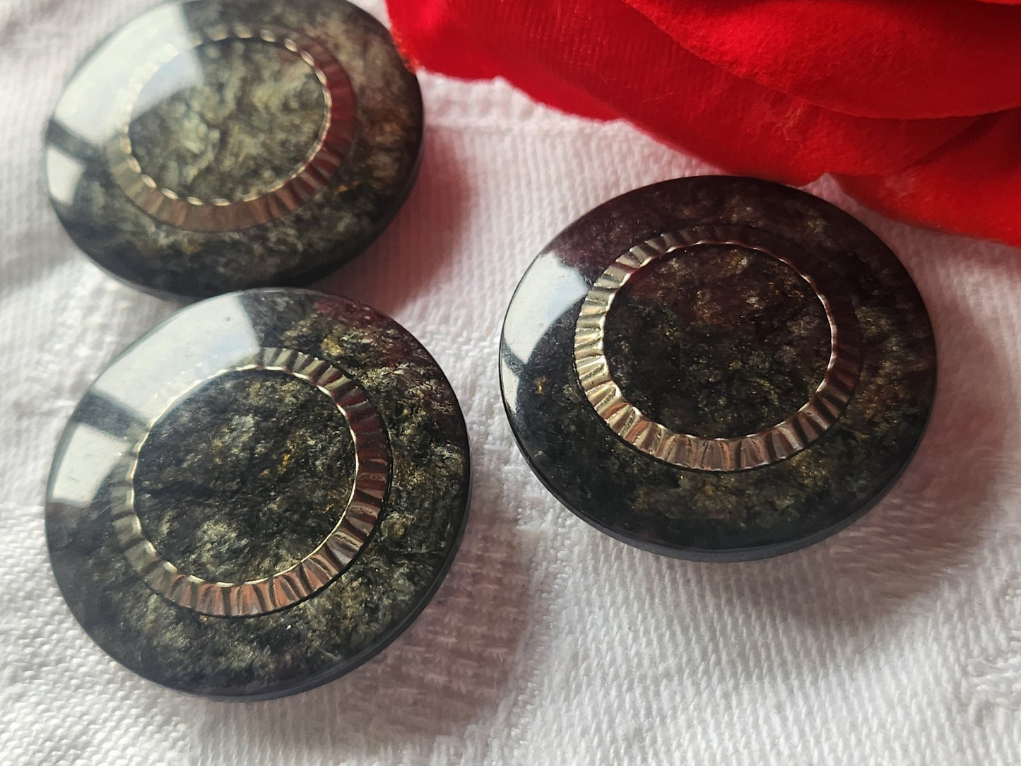 Trio gros boutons vintage gris lumineux travaillé pied 2,7 cm ref 3050
