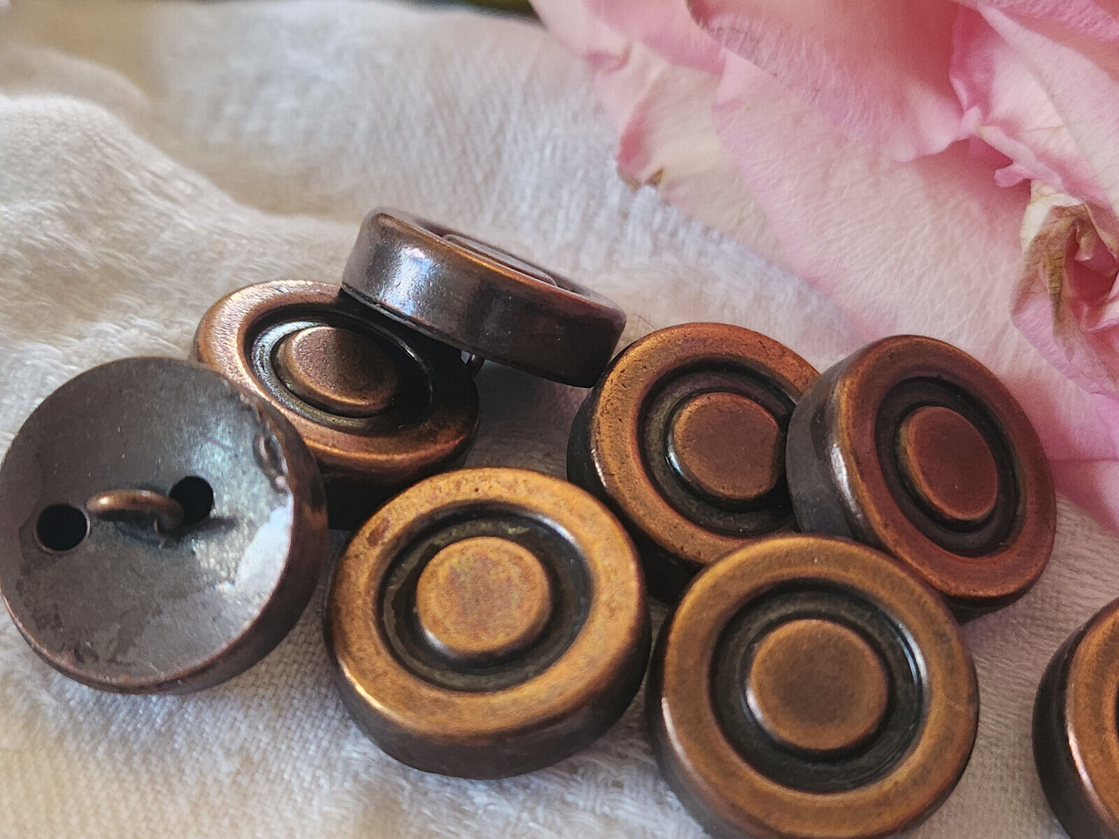 Lot 8 boutons vintage en métal cuivré à pied 1,8 cm ref 0089