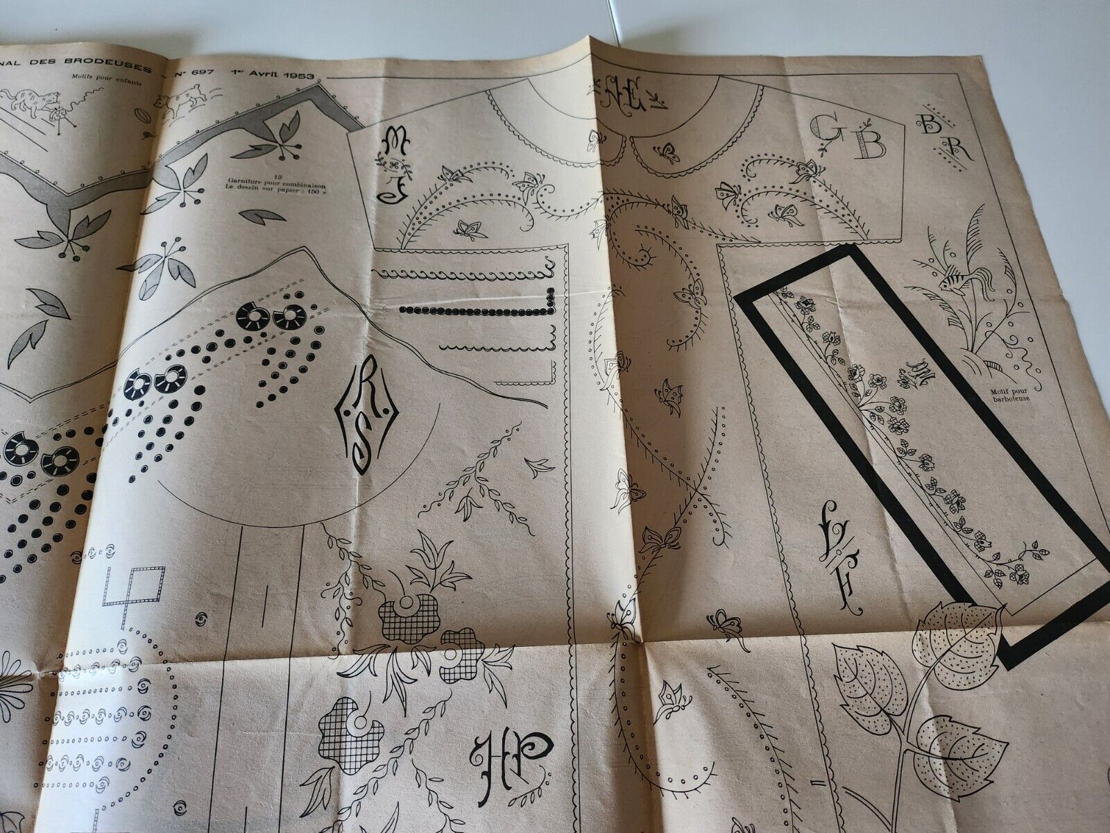 Le journal des brodeuses 1953  n° 697 coussins frises enfant drap monogramme