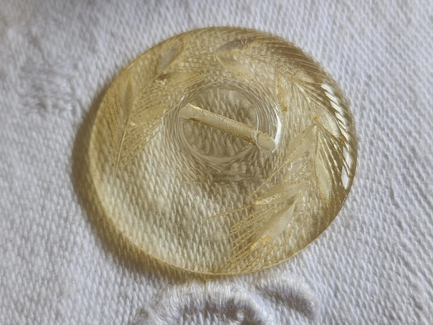 Gros bouton ancien lucite plexis épis de blé à pied jaune  3,1 cm ref 1391