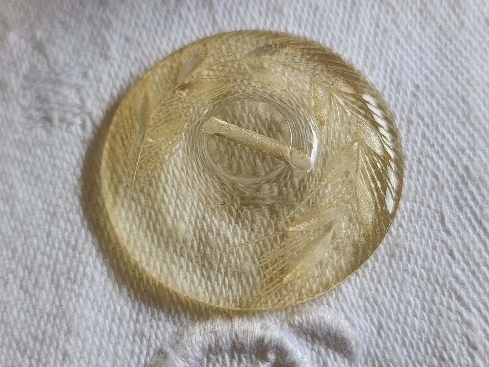 Gros bouton ancien lucite plexis épis de blé à pied jaune  3,1 cm ref 1391