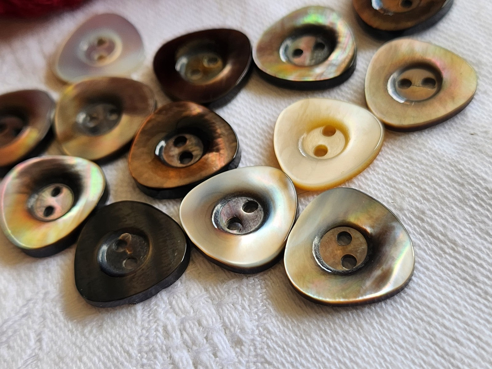 Lot 13 boutons vintage en nacre forme originale panaché 1,5 cm ref 1408