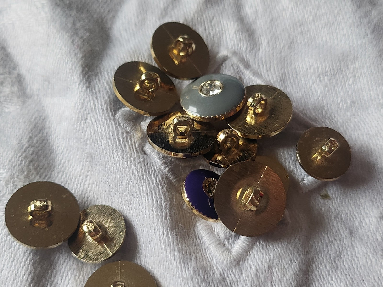 Lot 15 boutons vintage panaché coeur en strass 1,1 à 1,4 cm ref 2678