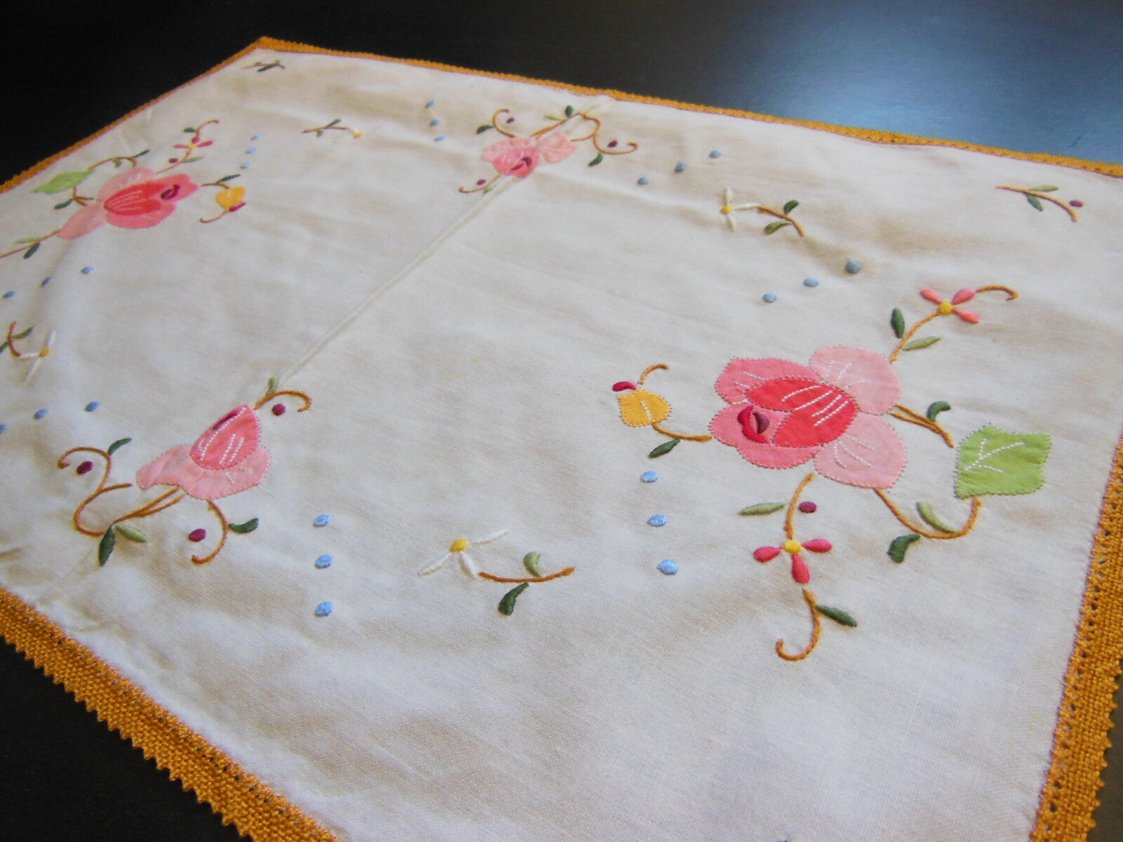 Napperon ancien motif broderie rehaussée de tissu jolie galon   B6