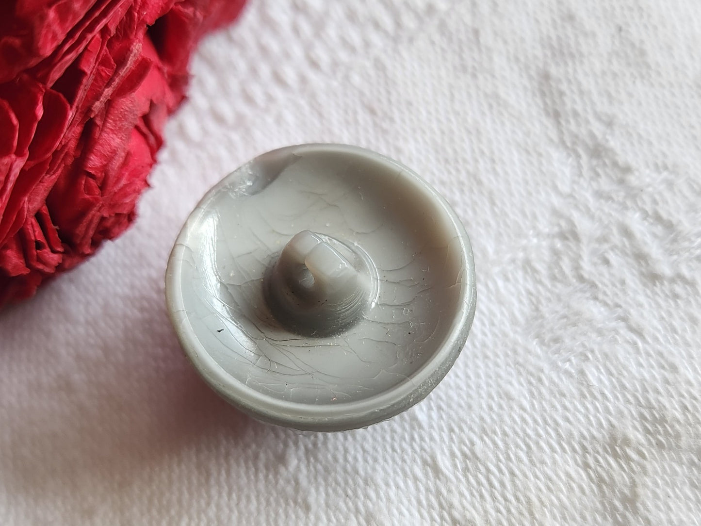 Bouton ancien en verre gris bombé haut 2,2 cm D15E