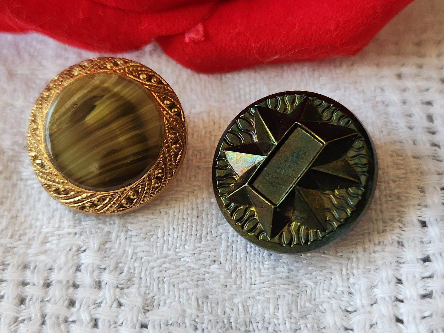 Duo boutons anciens en verre vintage vert  travaillé 1,8 cm D18D