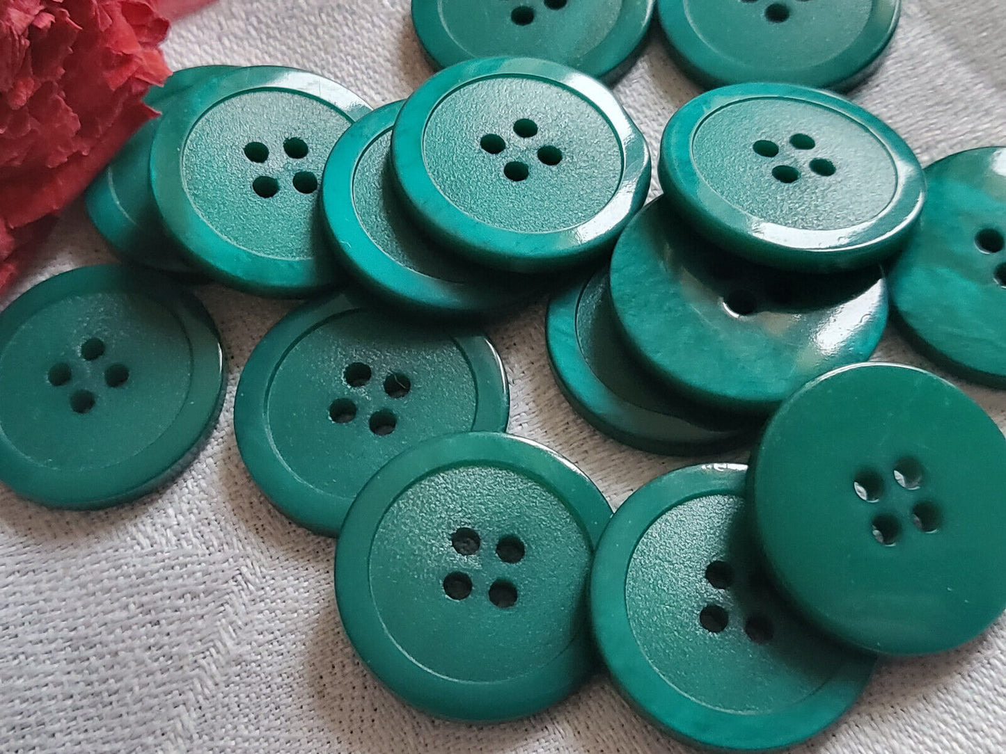 Lot 18 boutons vintage classique vert 4 trous rebord  2,2 cm ref 794