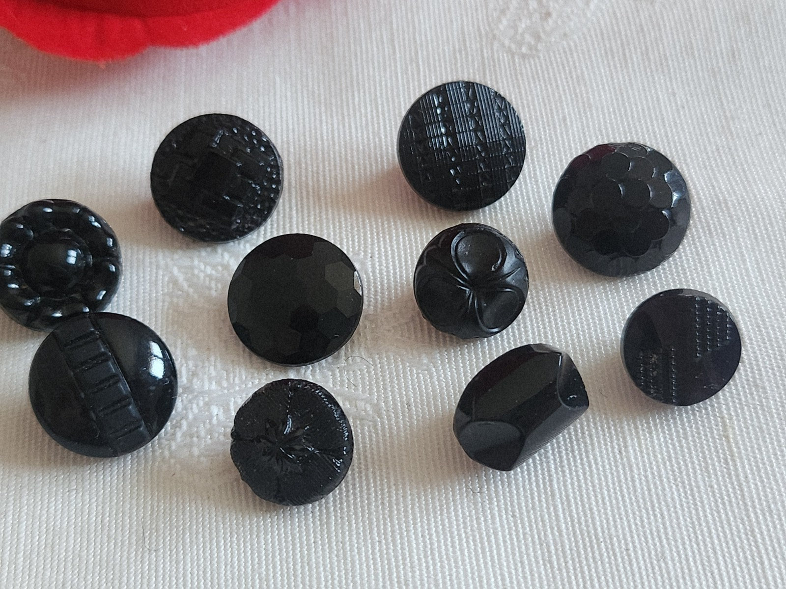 Lot 10 boutons anciens vintage  en verre noir  panaché 1,1 à 1,3 cm ref 6237