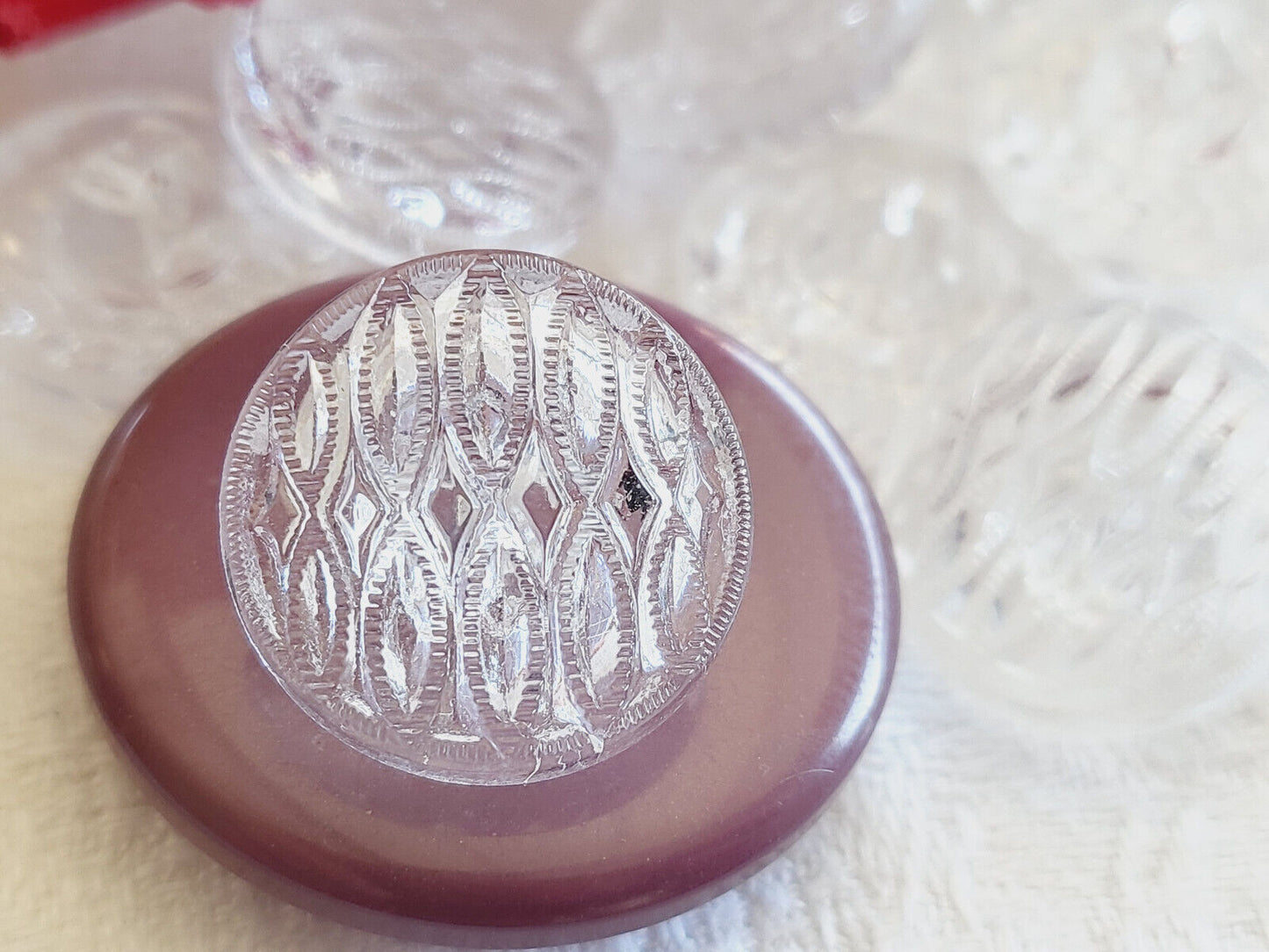 Lot 6 boutons anciens en verre transparent fort relief 1,7 cm ref 549