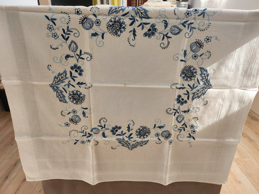 Ancienne petite nappe broderie bleu thé mignonne  96 cm sur 96 cm B7