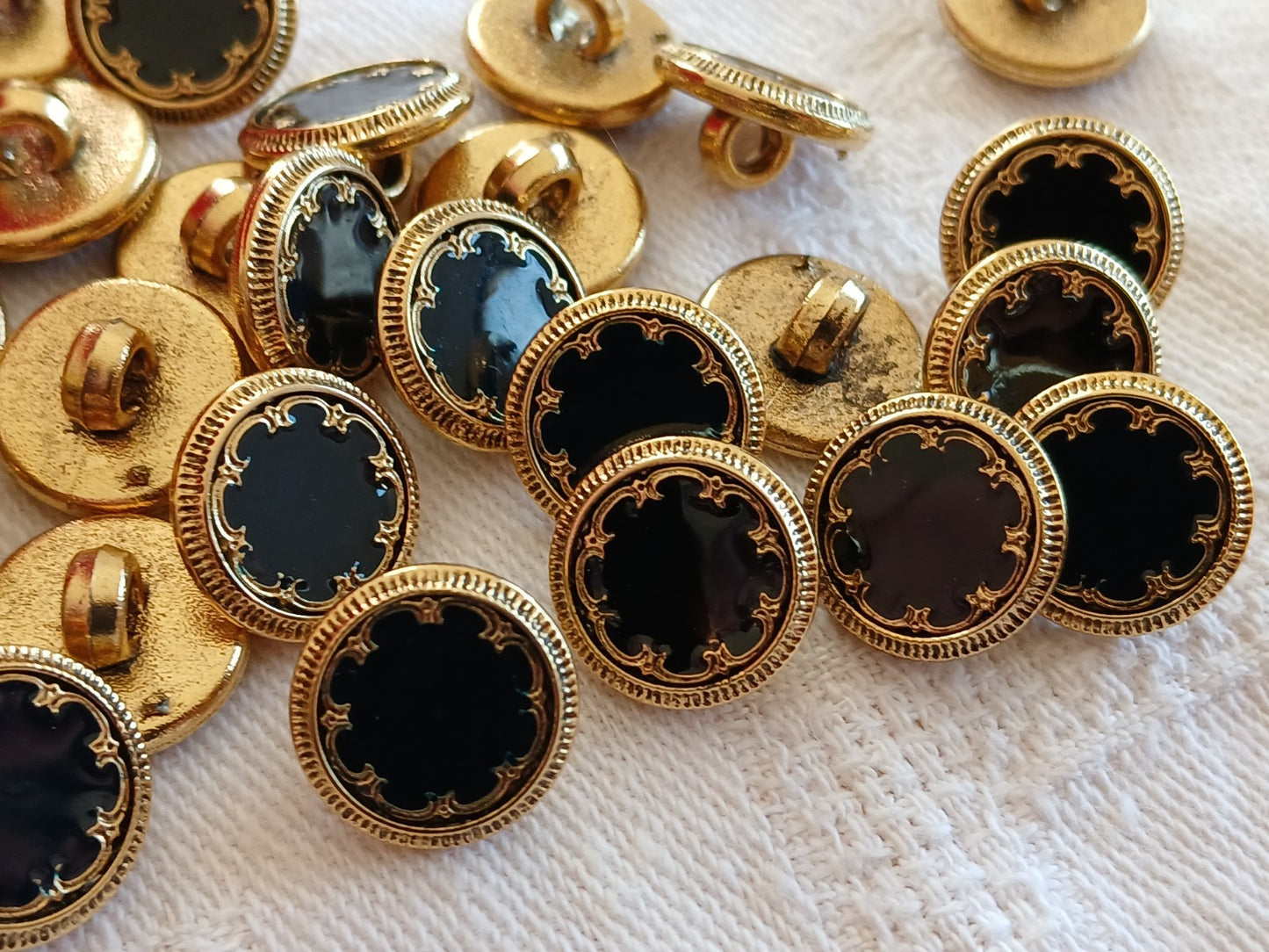 Lot 29 boutons acrylique doré panaché noir et bleu foncé 1,2 cm ref 6460