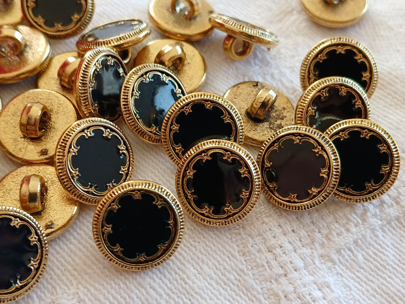 Lot 29 boutons acrylique doré panaché noir et bleu foncé 1,2 cm ref 6460