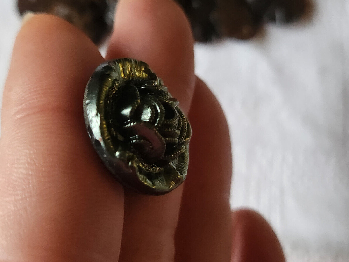 Joli bouton ancien en verre vintage vert metallisé 2,1 cm G16D