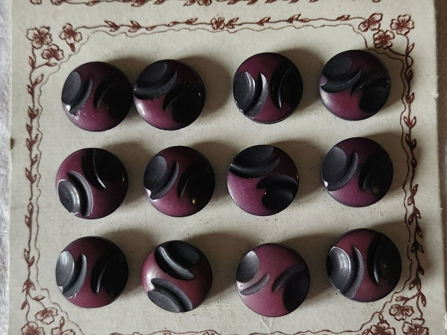 Lot  24 boutons anciens en corozo violet travaillé  plaque pied  1,4 cm n°33