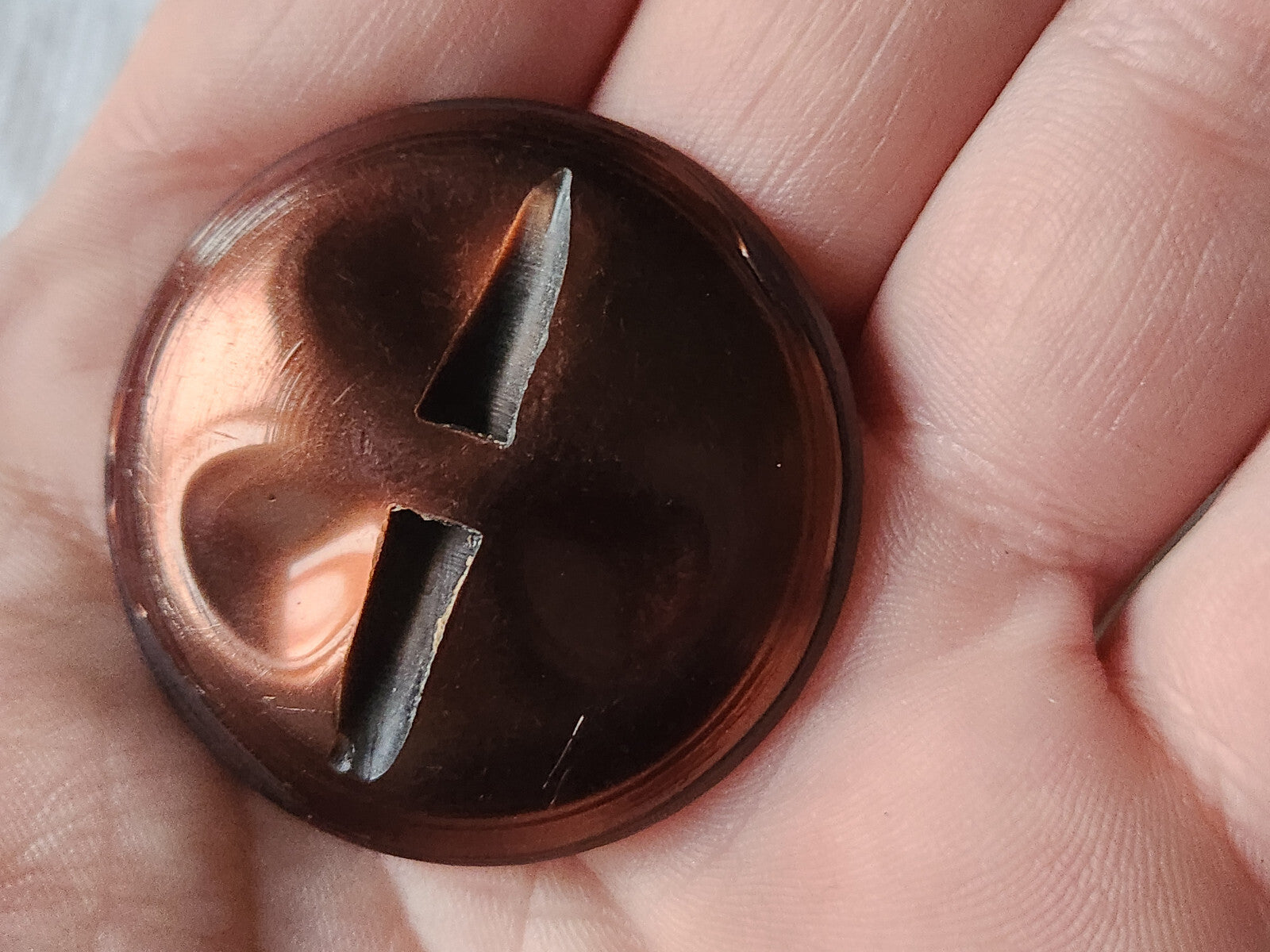 Enorme bouton vintage gros marron cuivré texturé 3,8 cm pied ref 2139