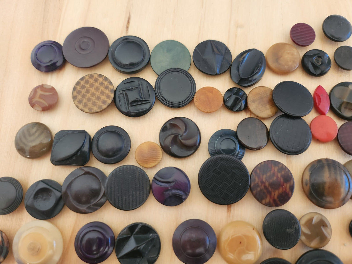 Lot 100 boutons anciens en corozo à pied 1 cm à 2 cm N°3 T10