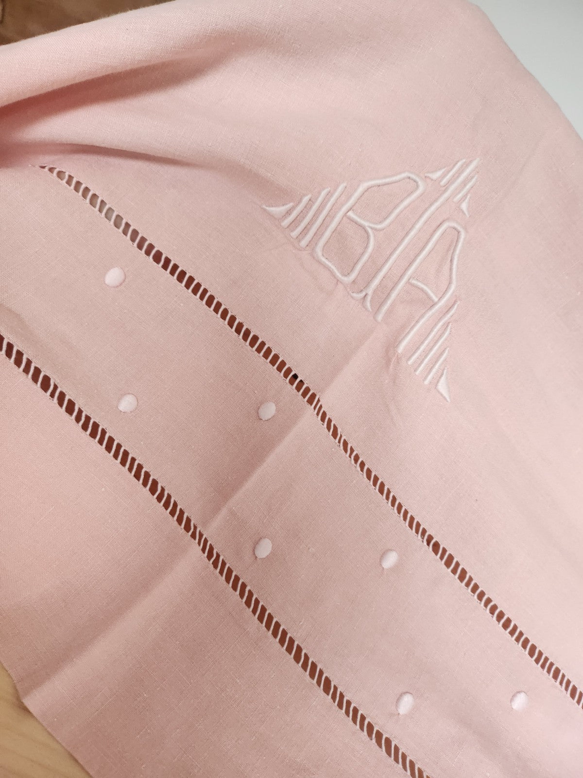 Retour de drap ancien transformé en nappe monogramme BA rose B8