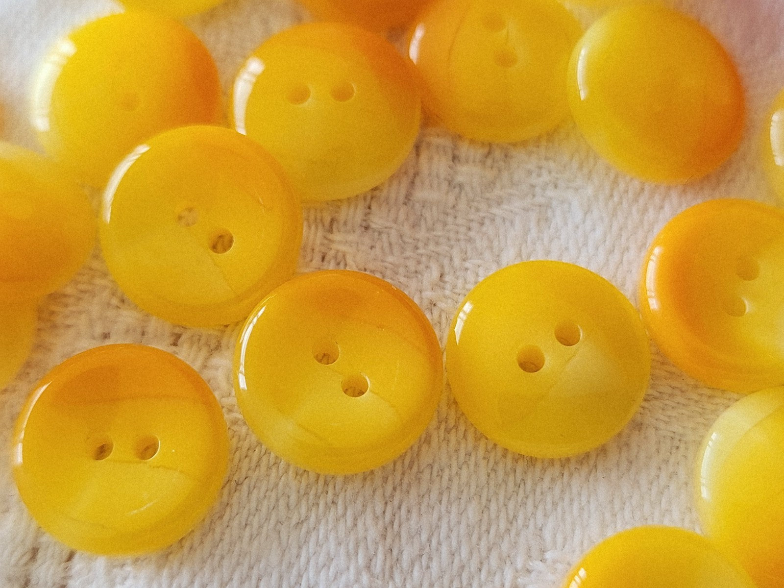Lot 27 petits boutons vintage camaïeu jaune orange  à trous  1,1 cm ref 5972