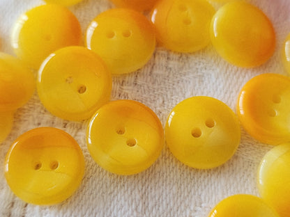 Lot 27 petits boutons vintage camaïeu jaune orange  à trous  1,1 cm ref 5972