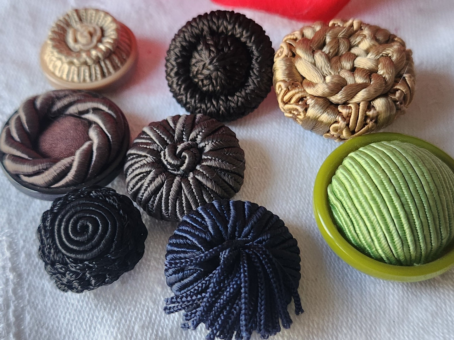 Lot 8 boutons anciens/vintage en passementerie 1,7 à 2,6 cm panaché  ref 3934