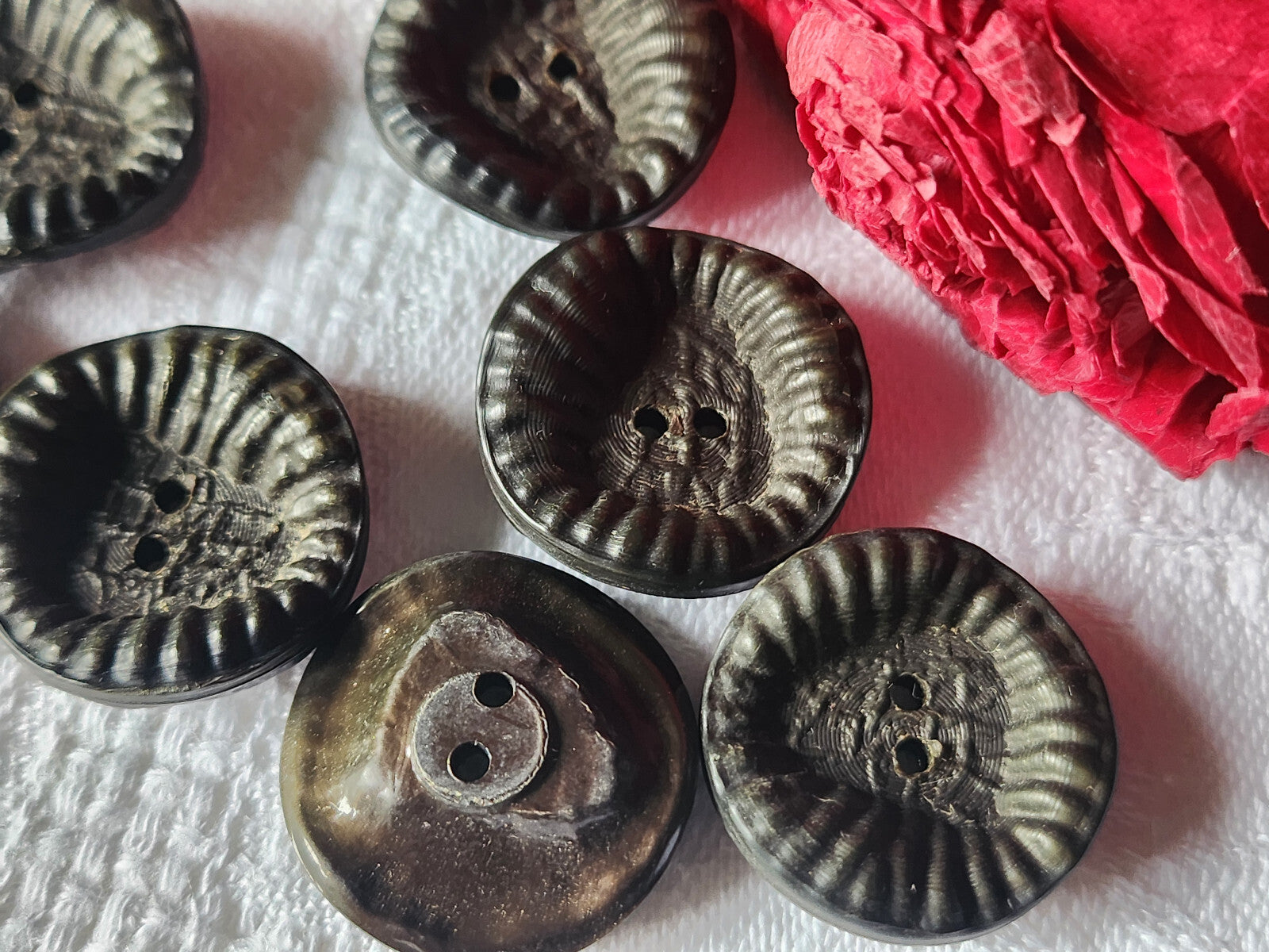 Lot 8 boutons vintage marron texturé à trous 2,1 cm ref 1502
