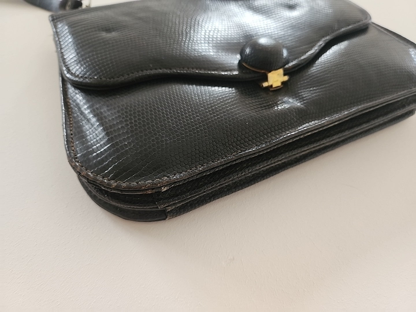Ancien sac en main noir motif alveole  retro vintage