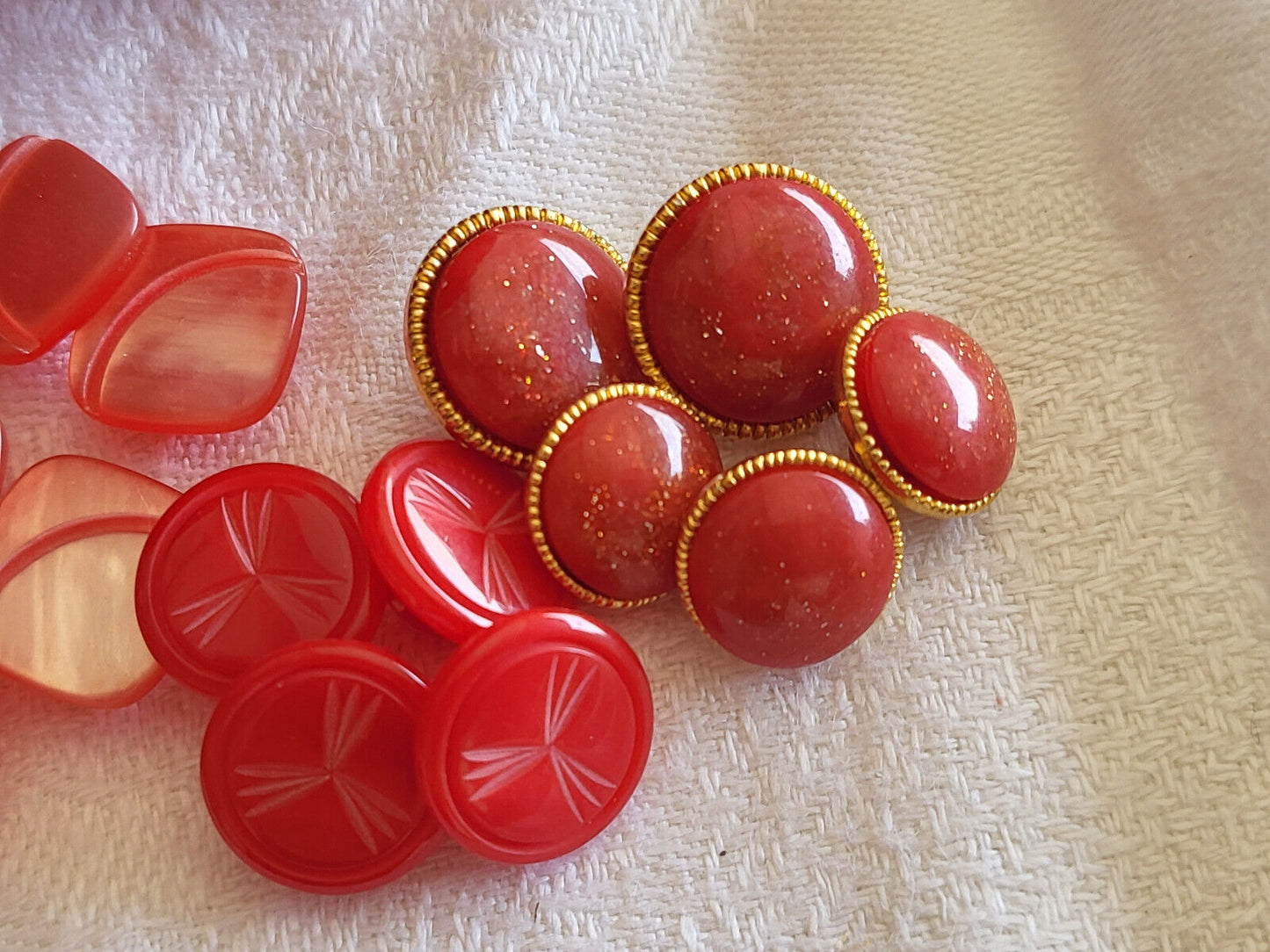Lot 15 boutons vintage rouge à pied panaché series  1,1 à 1,3 cm ref 3371