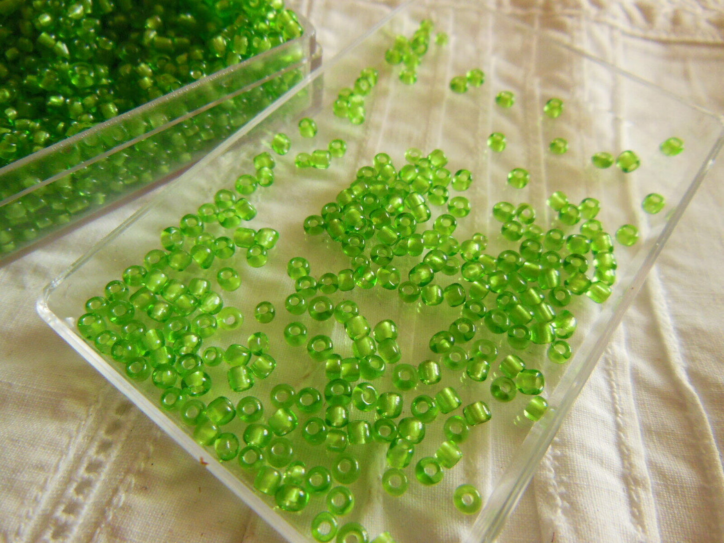 Lot environ 18 grammes de perles de rocaille vert herbe lumineuse   n°94