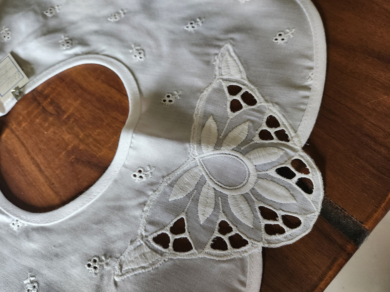 Ancien  col en tissu broderie fleur  travaillé blanc B1-76