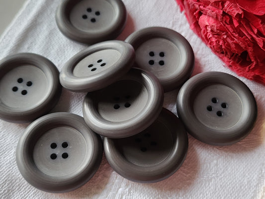 Lot 8 gros boutons vintage gris mat trous 2,7 cm ref 2927
