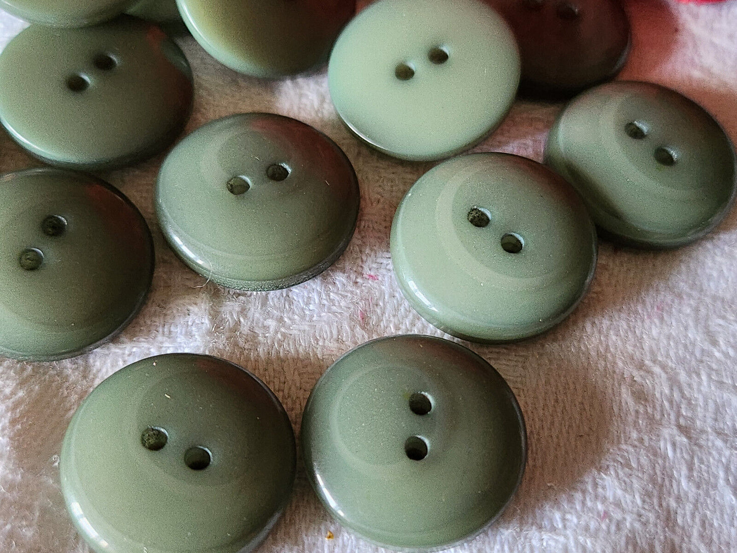 Lot 16 boutons vintage vert à trous 1,8 cm ref 5300