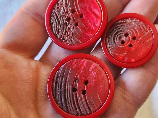 Trio gros boutons vintage rouge effet corne nacré 2,8 et 3,3 cm ref 5137