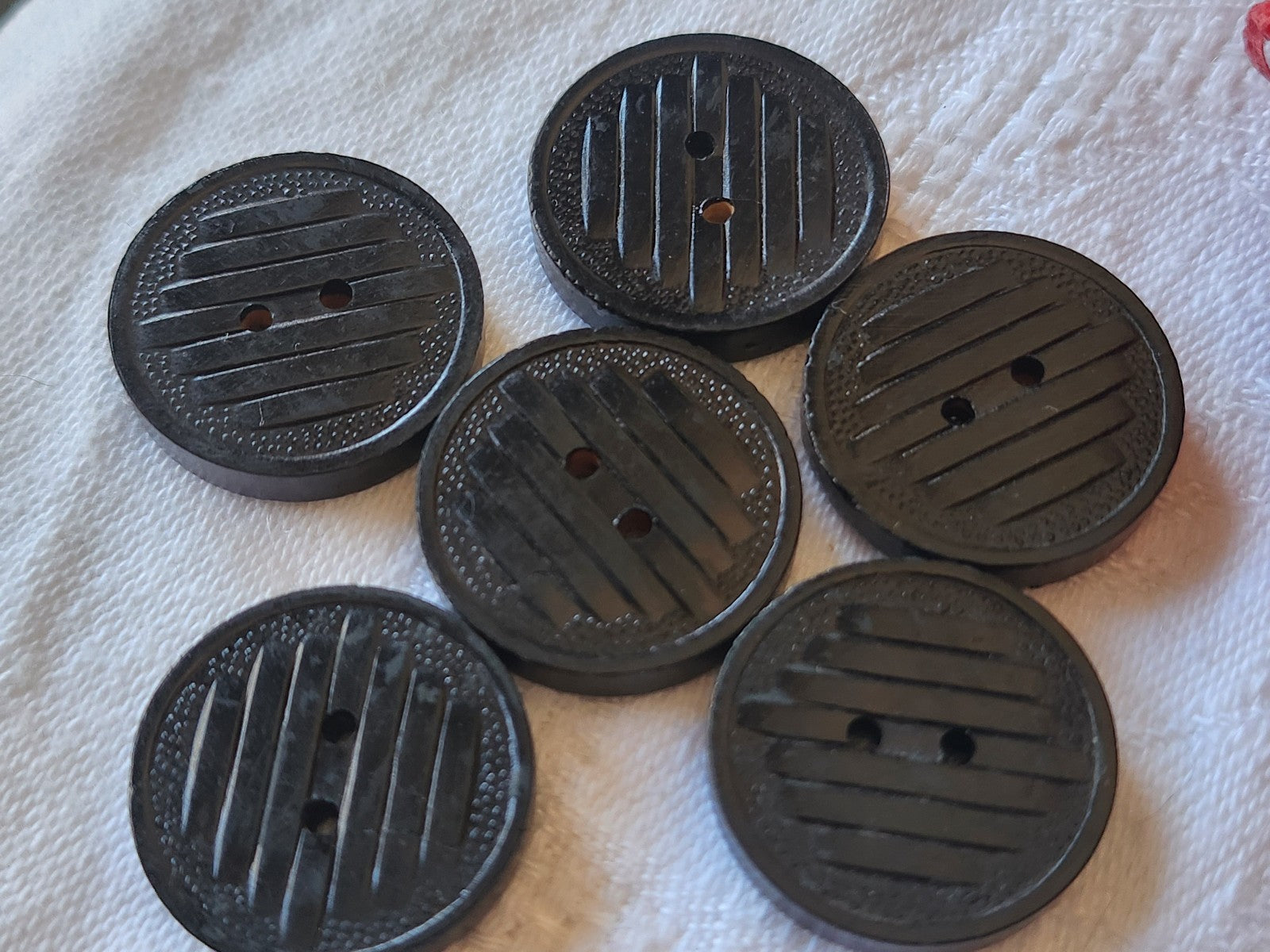 Lot 6 boutons anciens en bois  noir à trous 2,1 cm ref 4950