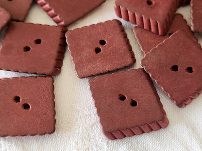 Lot 21  boutons anciens en bois vintage style petit lu rouge 2,4 cm ref 5971